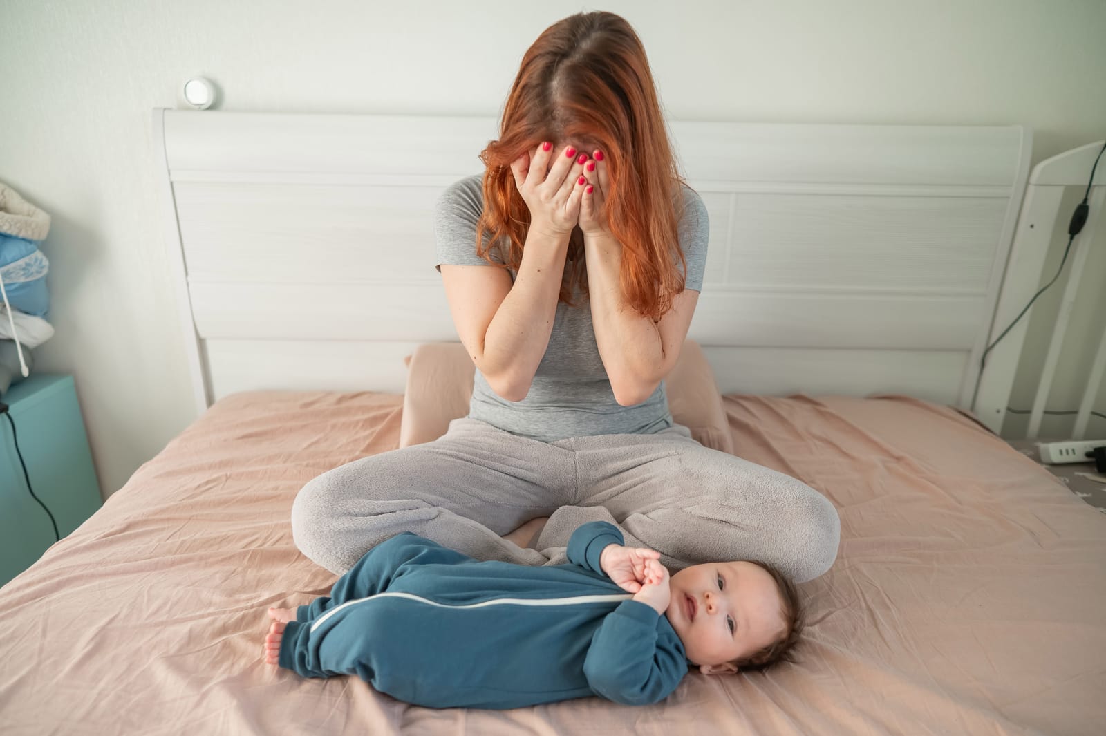Maman triste à côté de son bébé avec une dépression post-partum