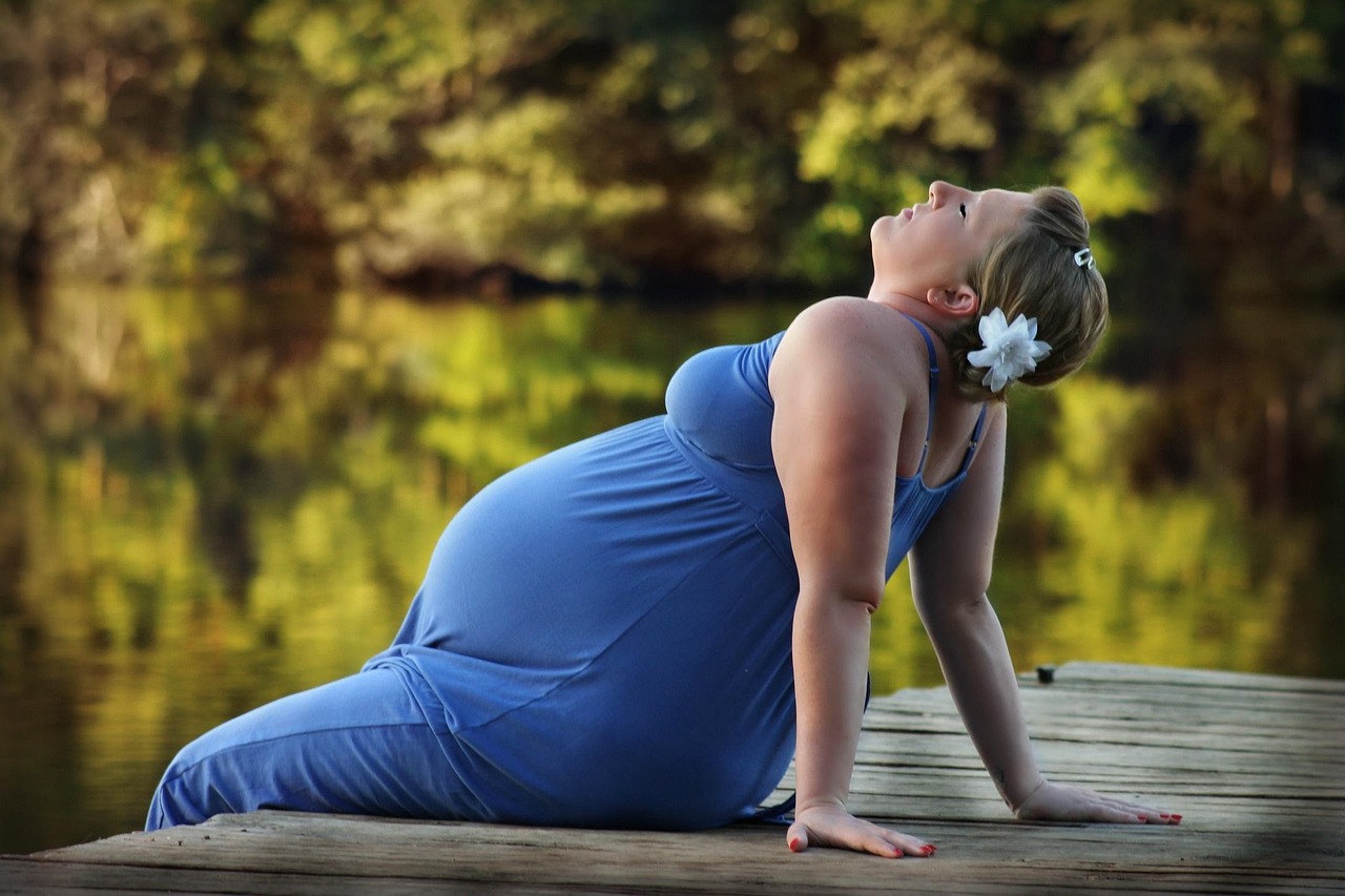 Femme enceinte assise qui a opté pour un suivi de grossesse avec une sage-femme